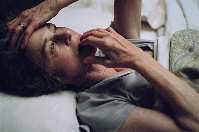 ともしびの予告編・動画「本編冒頭映像」 - 映画.com