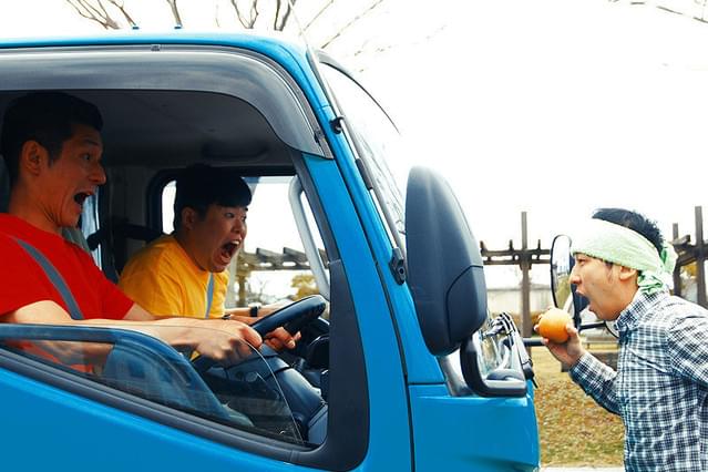 純朴な梨農家の青年に、トラックが襲いかかる