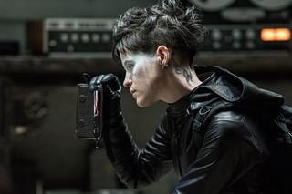 蜘蛛の巣を払う女