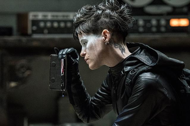 蜘蛛の巣を払う女