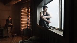 蜘蛛の巣を払う女