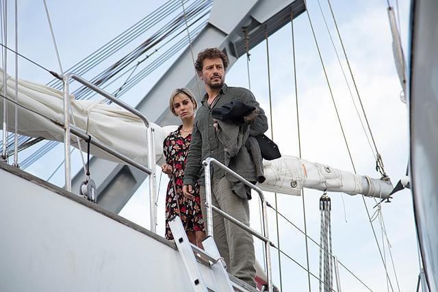 ステファノ・アコルシの「家族にサルーテ！イスキア島は大騒動」の画像