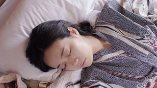 小さな声で囁いて