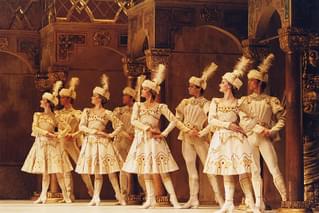 英国ロイヤル・オペラ・ハウス シネマシーズン 2019/20 ロイヤル・バレエ「コンチェルト／エニグマ変奏曲／ライモンダ 第3幕」