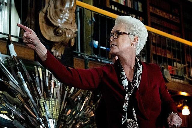 ジェイミー・リー・カーティスの「ナイブズ・アウト 名探偵と刃の館の秘密」の画像