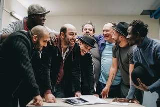 アプローズ、アプローズ！ 囚人たちの大舞台の映画評論『演じる囚人たちと売れない俳優のきらめきが胸を打つ、深くコミカルな人間ドラマ』