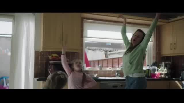 本編映像2（シーア「シャンデリア」）