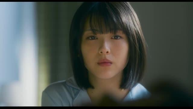 本編映像：眠る真奈を撮影するすみれ