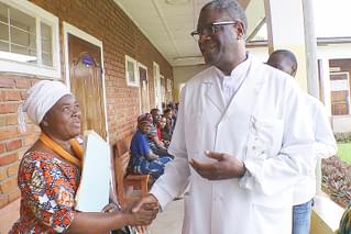 ムクウェゲ 「女性にとって世界最悪の場所」で闘う医師