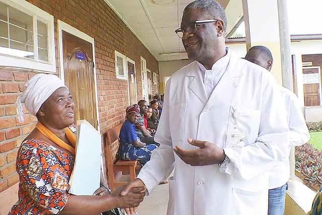 ムクウェゲ 「女性にとって世界最悪の場所」で闘う医師