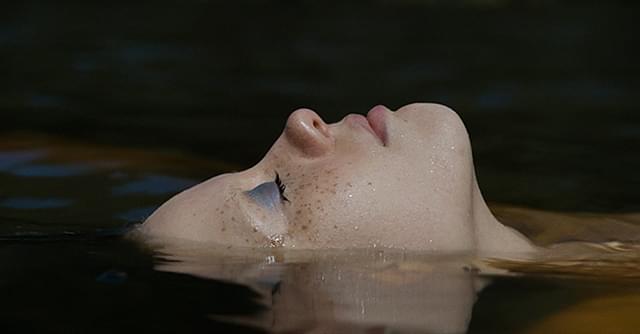 ミア・ゴスの「X エックス」の画像