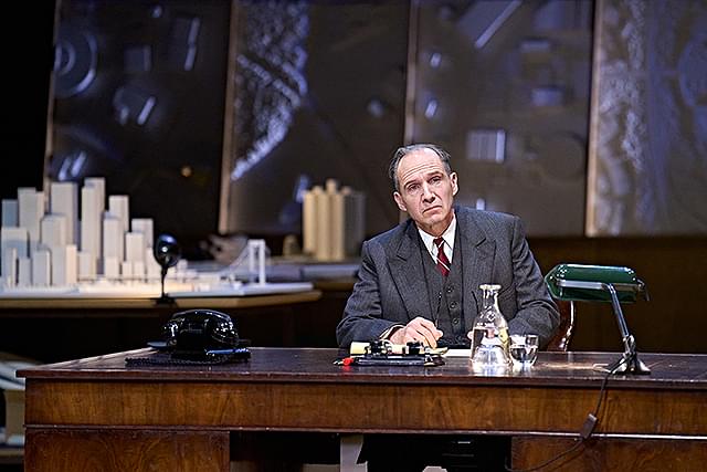 レイフ・ファインズの「ナショナル・シアター・ライブ「ストレイト・ライン・クレイジー」」の画像