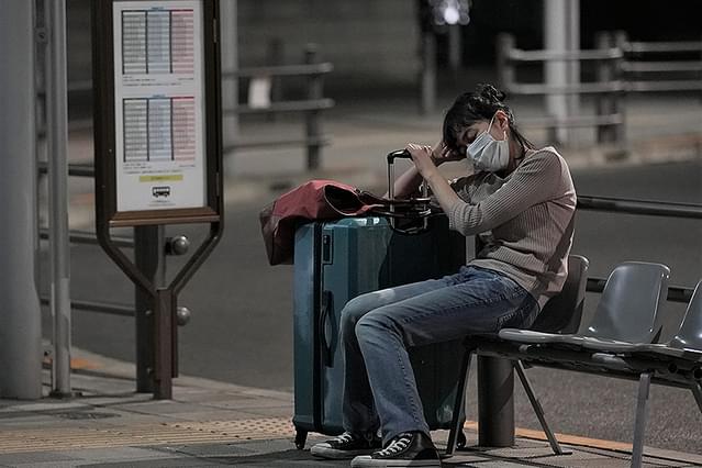 夜明けまでバス停で