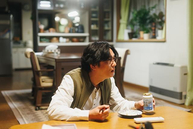 井浦新の「人生に詰んだ元アイドルは、赤の他人のおっさんと住む選択をした」の画像