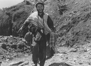 鉛筆と銃 長倉洋海の眸（め）