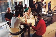 撮影中の監督とキャスト