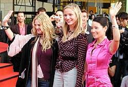 6月2日に行われた記者会見に“3人揃って”登場