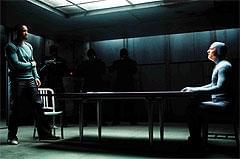 緑のスーツを着て ウィル・スミスと共演するテュディック(右)