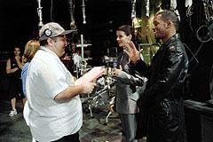 撮影中のプロヤス監督(左)