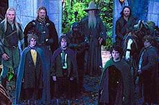 各種族の代表で結成された9人の「旅の仲間」 (後列左より)レゴラス、ボロミア、ギムリ ガンダルフ、アラゴルン (前列左より)メリー、ピピン、フロド、サム