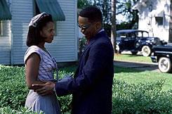 レイが恋に落ち、結婚したビー（左）