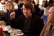 ランチタイムに談笑するデューイ