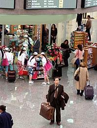 トム・ハンクス演じるビクターは 空港に足止めされ、戸惑う