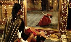 特撮、アクション、謎解き……楽しみ方はいろいろ