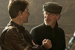 スピルバーグ(右)が新たに生み出した宇宙人の姿とは!?