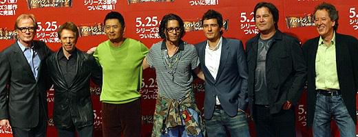 (左から)ビル・ナイ、ジェリー・ブラッカイマー、チョウ・ユンファ、ジョニー・デップ、 オーランド・ブルーム、ゴア・バービンスキー監督、ジェフリー・ラッシュ