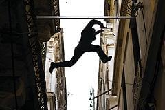 素早いカット割りでスピード感を演出