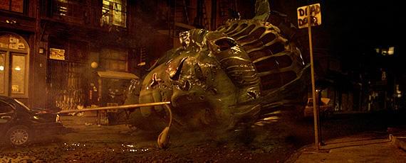 破壊された自由の女神像という衝撃的な映像が突如として世界中に広まる