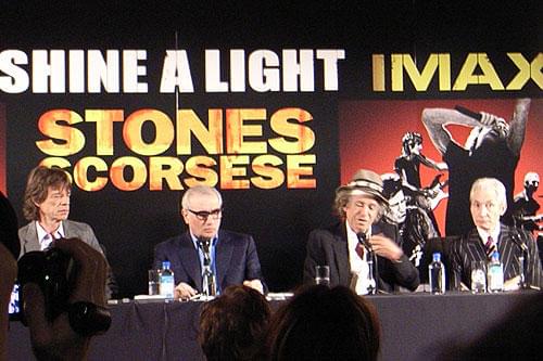 会見中のミック、スコセッシ、 キース、チャーリー（左から）