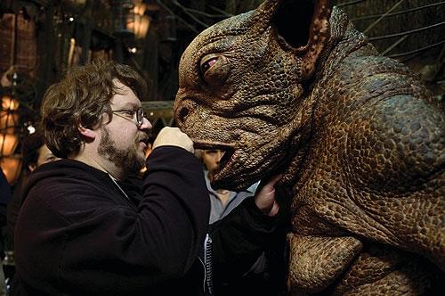 クリーチャーと戯れる 撮影中のデル・トロ監督