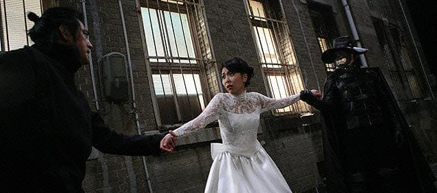 怪人二十面相に仕立て上げられた遠藤平吉（金城武）が事件の真相を追う