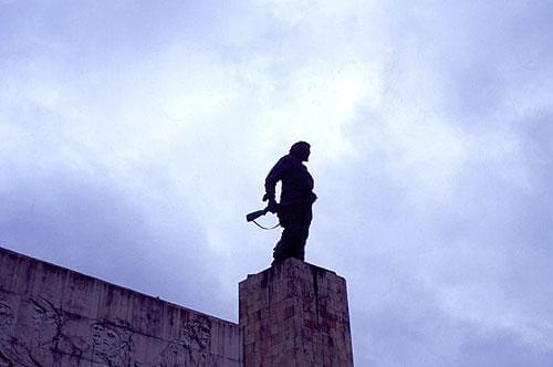 キューバ・サンタクララに建つゲバラ像 この下に、遺骨の収められた廟がある