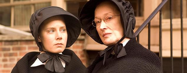 俳優たちの高い演技力が、疑惑と信念がぶつかり合う心理劇を支えた