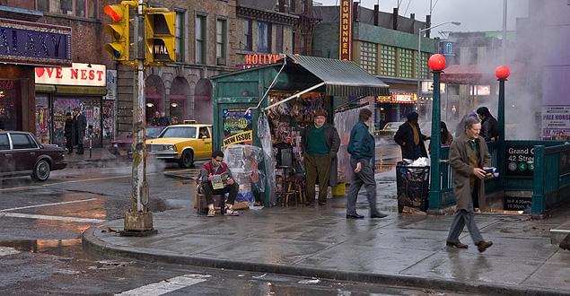 もしかしたら、あったかもしれない1985年のニューヨークが舞台。原作に何度も登場する新聞スタンドが登場する。