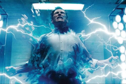 Dr.マンハッタンは、この事故でソ連を威嚇する 武器として生きていくことになる