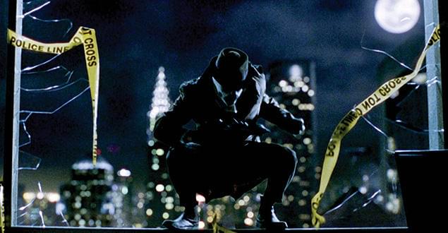 ロールシャッハの行動を軸にミステリアスなサスペンスが展開していく