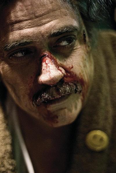 ウォッチメンとしての活動をやめても ピースマークを身につけているコメディアン