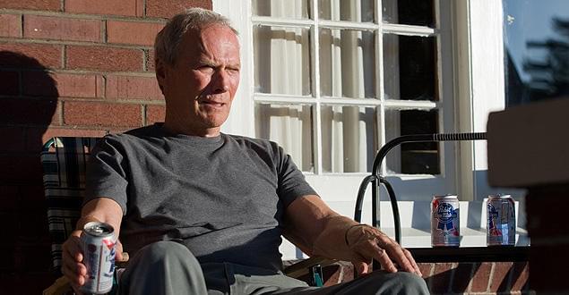 愛車グラン・トリノを眺めながら、パブスト・ブルーリボンを飲むウォルター・コワルスキー。 イーストウッドは実生活でもビールが大好物とのこと