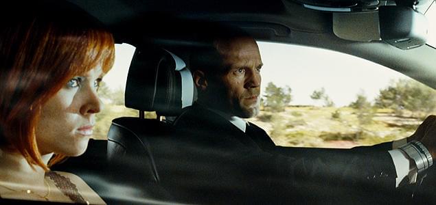 手首に爆弾を仕込まれたフランクが、依頼品を運ぶために駆け抜ける