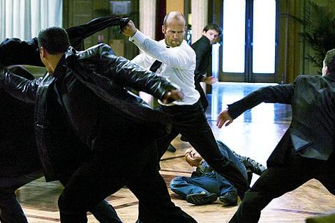 肉体を駆使したアクションも見もの