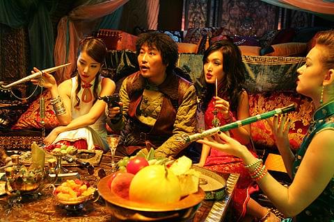 金と女には目がないコソ泥ユン・テグを演じる