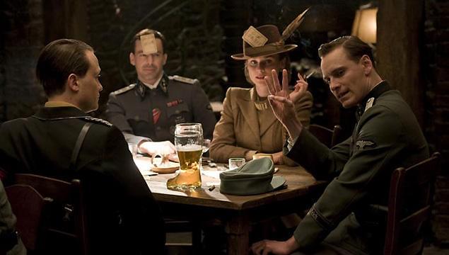 「レザボア・ドッグス」を彷彿とさせるバー“ラ・ルイジアーナ”でのカードゲームのシーン。徐々に緊張が高まっていく