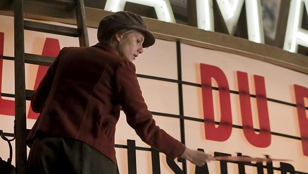 映画館の看板を取り替えるショシャナ。この看板にも細かいトリビアが……