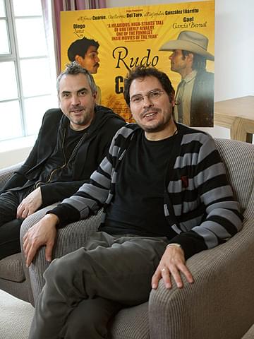 初長編に挑んだカルロス・キュアロン (奥は兄のアルフォンソ・キュアロン)