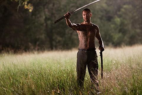 日本刀を武器に戦う日本人殺し屋ハンゾー