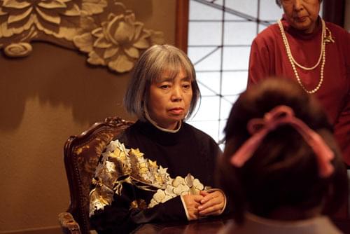 脇を固める実力派キャスト。 樹木希林は物語のカギを握る女性霊媒師役